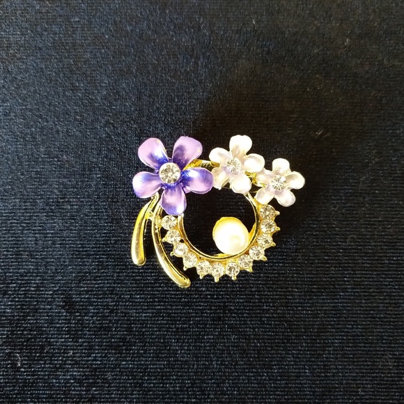 Vintage Enamel Flower Brooch with Pearl - Picture 4 of 4
